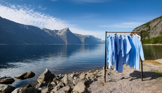Shirts auf Kleiderstange am See